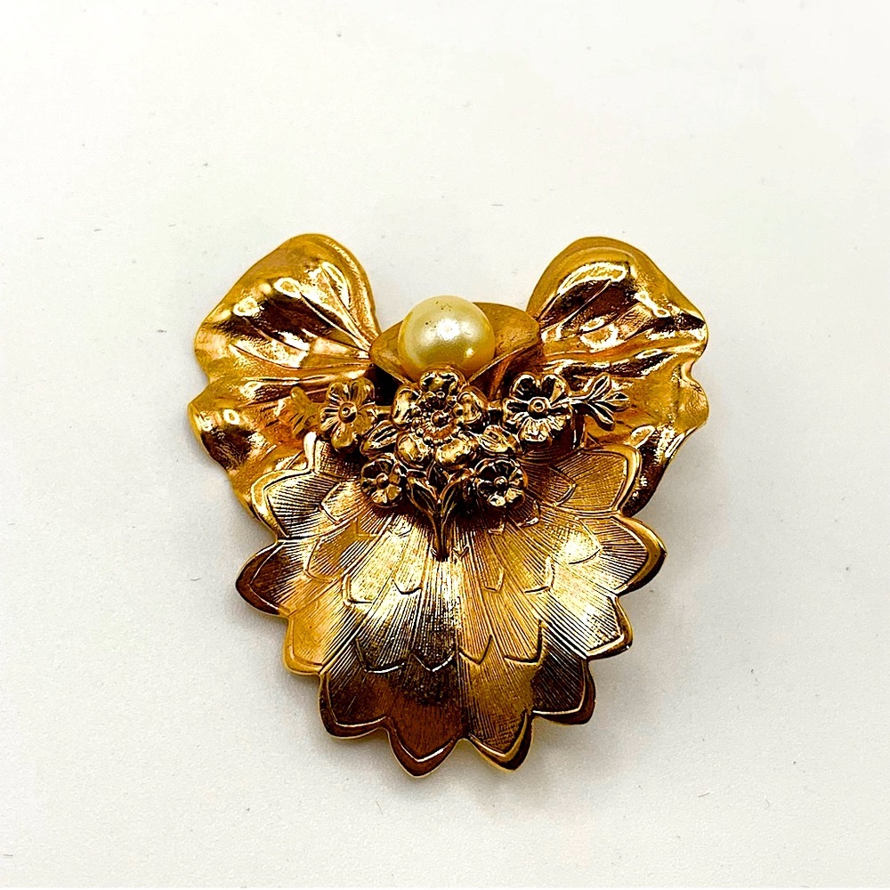 Vintage 1999 AOL Jane Gold Tone Pin faux pearl  angle Brooch Signed